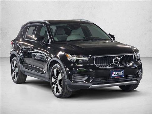 Used 2019 Volvo XC40 T5 Momentum image 3