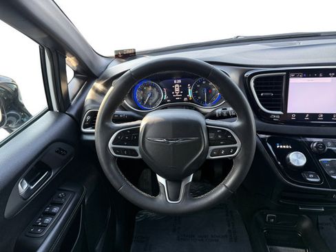Used 2025 Chrysler Pacifica Select FWD image 14