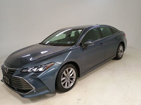 Used 2019 Toyota Avalon XLE w/ Moonroof Package image 3