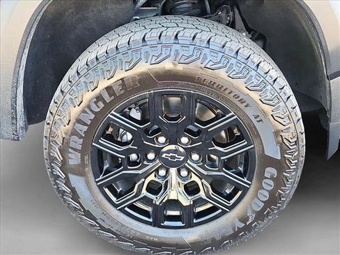 Used 2025 Chevrolet Colorado Trail Boss AWD/4WD image 29