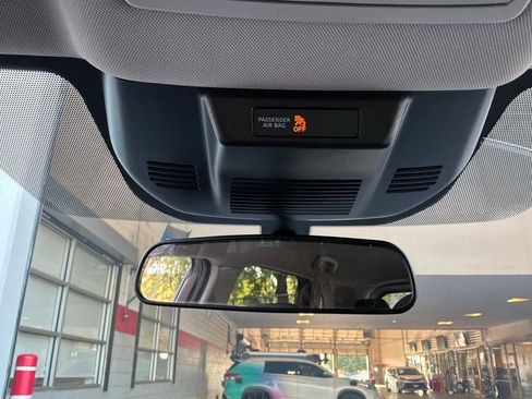Used 2025 Nissan Rogue SV FWD image 18
