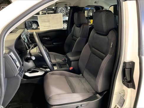 Used 2025 Nissan Frontier SV image 10