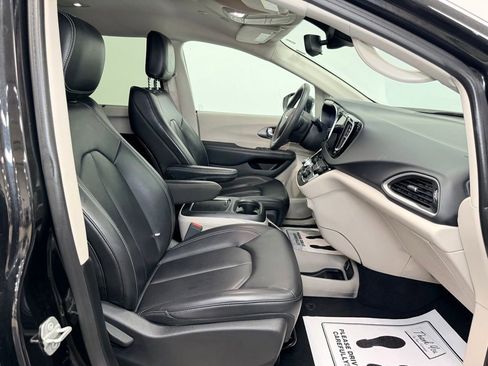Used 2023 Chrysler Pacifica Touring-L FWD image 11
