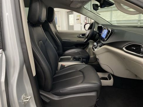 Used 2024 Chrysler Pacifica Touring-L image 18