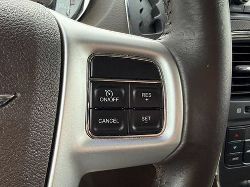 Used 2014 Chrysler Town & Country Touring FWD image 23