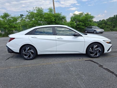 New 2025 Hyundai Elantra SEL image 8