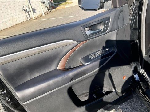 Used 2018 Toyota Highlander Limited image 29