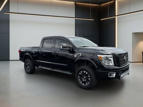 Used 2017 Nissan Titan PRO-4X w/ Pro-4x Convenience Package AWD/4WD image 8