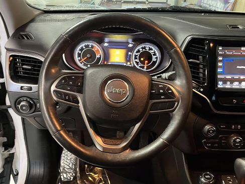 Used 2019 Jeep Cherokee Limited image 18