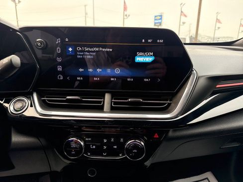 Used 2025 Chevrolet Trax RS w/ Sunroof Package FWD image 20