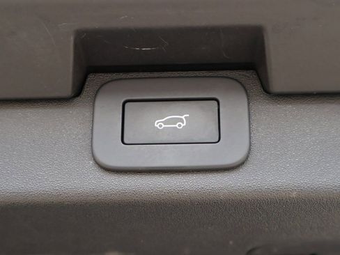Used 2025 Land Rover Discovery S AWD/4WD image 17