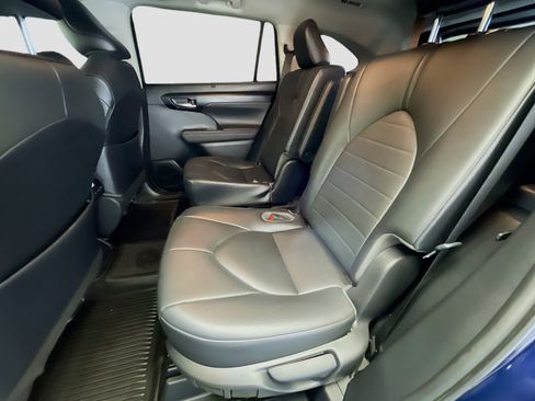 Used 2021 Toyota Highlander XLE AWD/4WD image 15