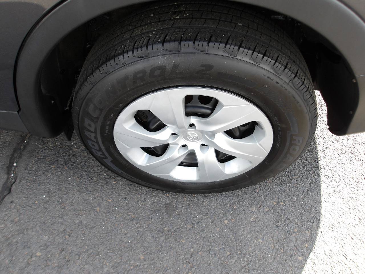 Used 2015 Toyota RAV4 LE AWD/4WD image 24