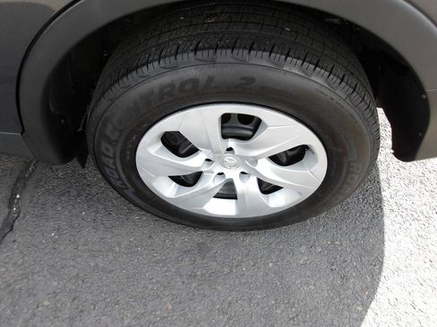 Used 2015 Toyota RAV4 LE AWD/4WD image 24