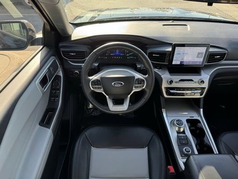 Certified 2022 Ford Explorer XLT w/ Equipment Group 202A image 5