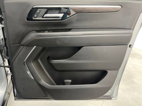 Used 2025 Chevrolet Suburban Z71 image 19