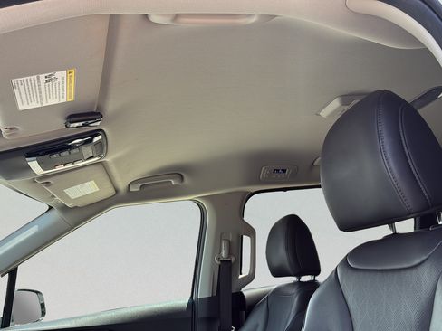 Used 2024 Kia Carnival EX FWD image 15