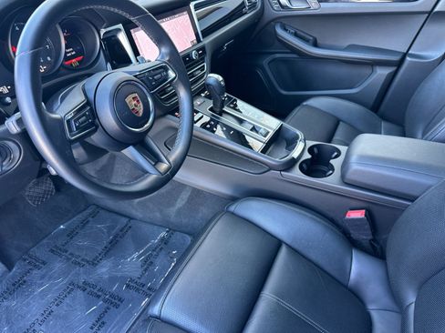 Certified 2024 Porsche Macan AWD/4WD image 4