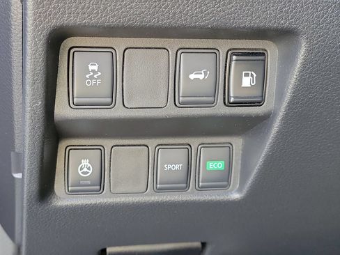 Used 2018 Nissan Rogue SV w/ Premium Package FWD image 16