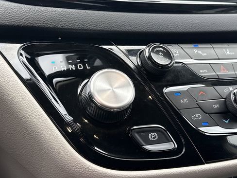 Used 2024 Chrysler Pacifica Touring-L image 35
