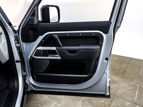 Used 2023 Land Rover Defender 110 SE image 24