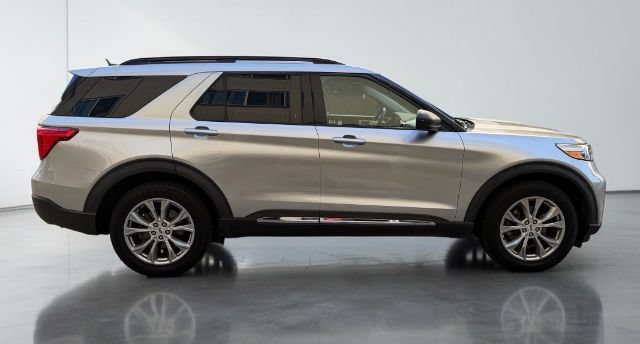 Used 2020 Ford Explorer XLT w/ Equipment Group 202A AWD/4WD image 8