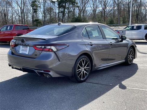 Used 2024 Toyota Camry SE image 5