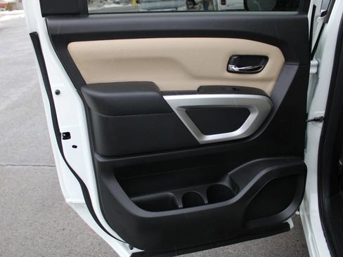 Used 2018 Nissan Titan SV image 30