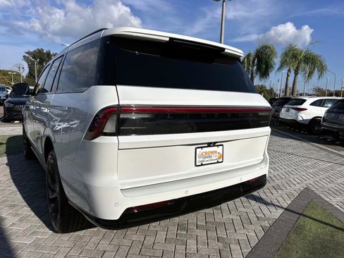 Used 2025 Lincoln Navigator Reserve w/ Jet Appearance Package image 9