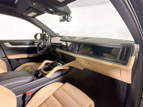 Certified 2025 Porsche Cayenne AWD/4WD image 17