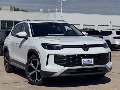 New 2026 Volkswagen Tiguan SE FWD image 2