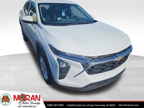 Used 2024 Chevrolet Trax LS w/ LS Convenience Package FWD image 3