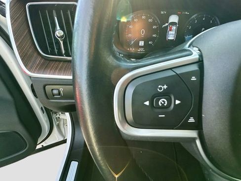 Used 2021 Volvo XC60 T5 Momentum image 36