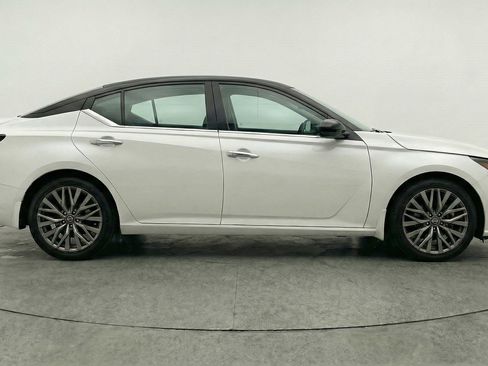 Used 2025 Nissan Altima 2.5 SV FWD image 11