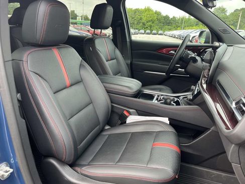 Used 2024 Chevrolet Traverse RS FWD image 25