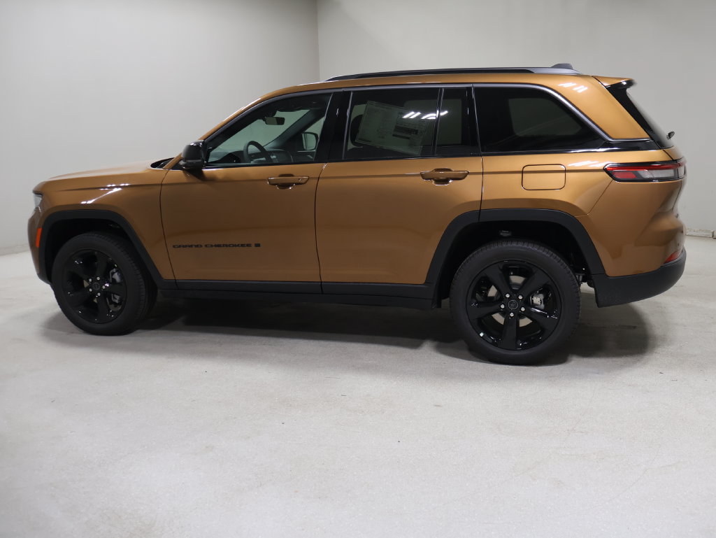 New 2027 Jeep Grand Cherokee Limited w/ Limited Altitude Package AWD/4WD image 4