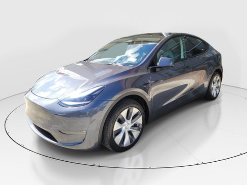 Used 2023 Tesla Model Y Long Range AWD/4WD image 3