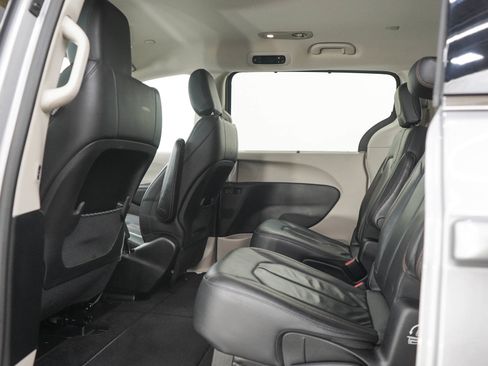 Used 2018 Chrysler Pacifica Touring-L FWD image 20