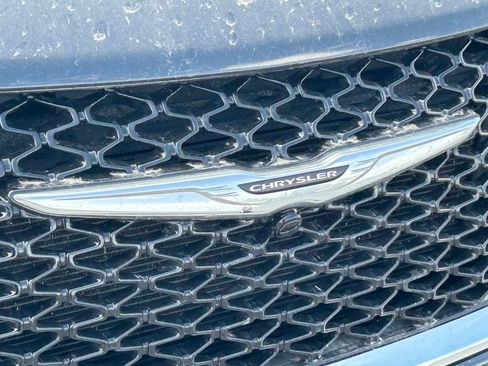 Used 2023 Chrysler Pacifica Touring-L FWD image 10