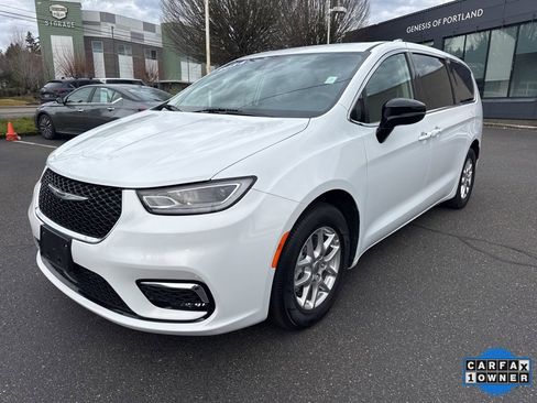 Used 2024 Chrysler Pacifica Touring-L image 3