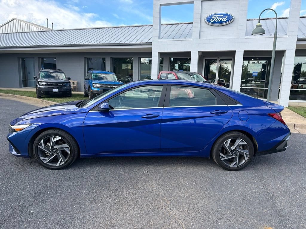 Used 2025 Hyundai Elantra SEL FWD image 2