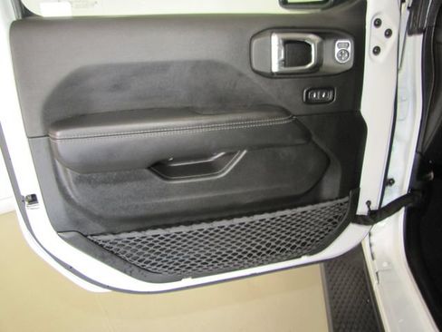 Used 2022 Jeep Wrangler Unlimited Sahara w/ Cold Weather Group AWD/4WD image 10