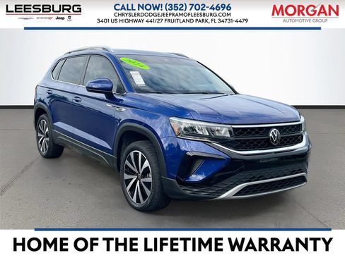Used 2024 Volkswagen Taos SE FWD image 1