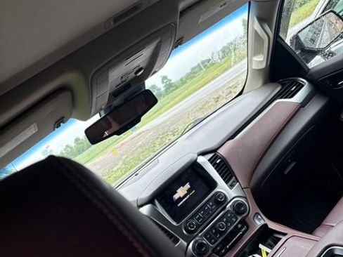 Used 2019 Chevrolet Suburban Premier AWD/4WD image 8