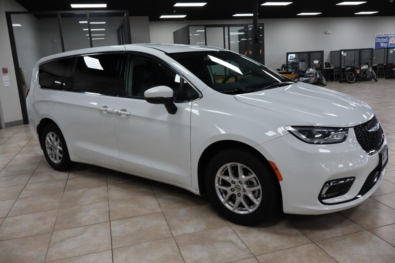 Used 2023 Chrysler Pacifica Touring-L FWD image 7
