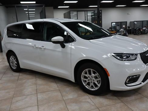 Used 2023 Chrysler Pacifica Touring-L FWD image 7