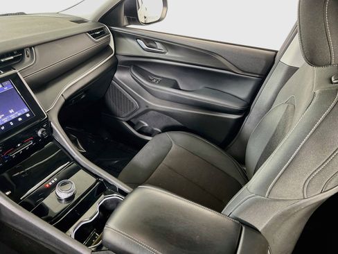 Used 2023 Jeep Grand Cherokee Laredo AWD/4WD image 21