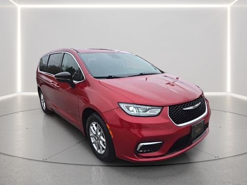 Used 2024 Chrysler Pacifica Touring-L FWD image 7