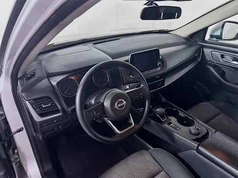 Used 2024 Nissan Rogue SV image 30