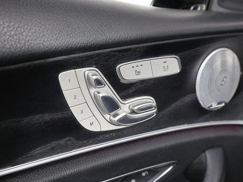 Used 2019 Mercedes-Benz E 300 4MATIC image 32